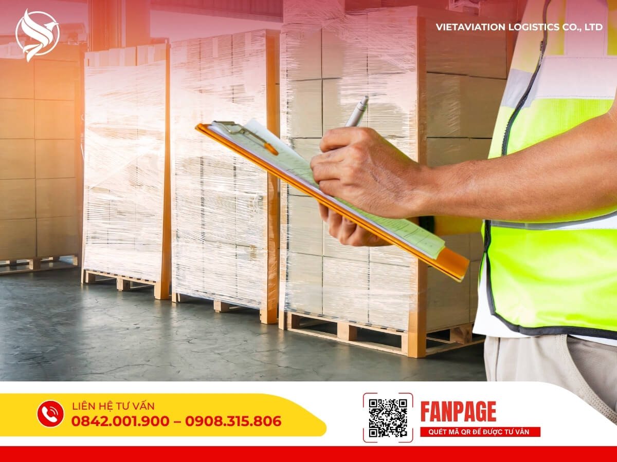 Nhân viên kho đang kiểm tra pallet hàng hóa được quấn màng co an toàn, chuẩn bị vận chuyển sang Trung Quốc.
