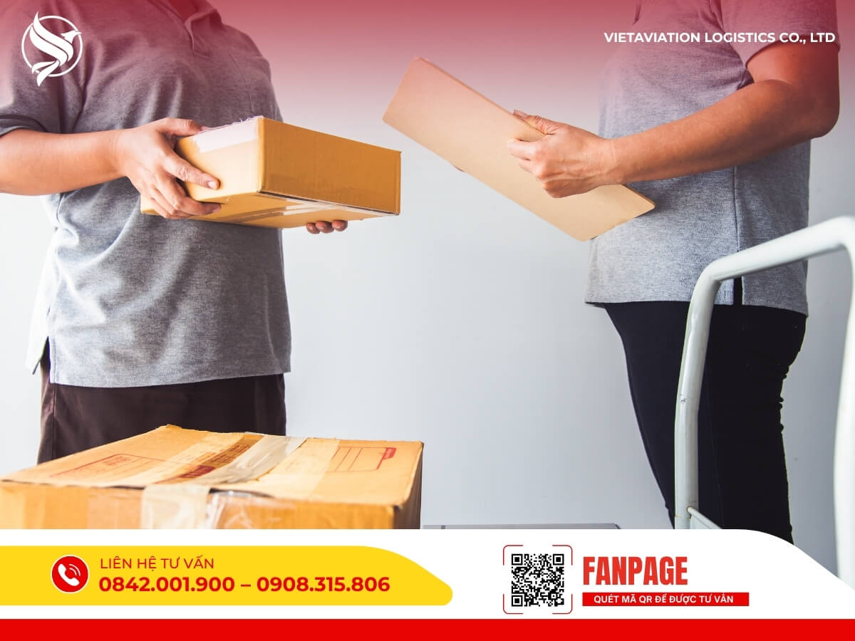 Nhân viên kiểm tra và đóng gói hàng hóa cẩn thận trước khi gửi sang Trung Quốc.