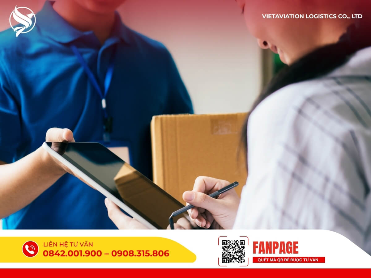 Nhân viên và khách hàng ký nhận hàng hóa qua thiết bị điện tử, đảm bảo giao hàng nhanh chóng và an toàn.