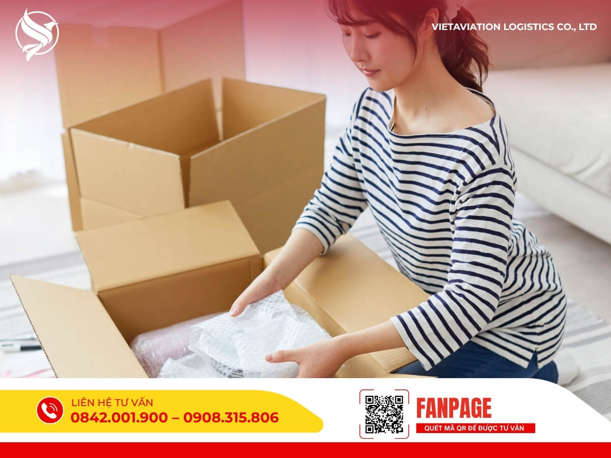 Khách hàng đang đóng gói hàng hóa cẩn thận bằng màng chống sốc trước khi gửi sang Trung Quốc.