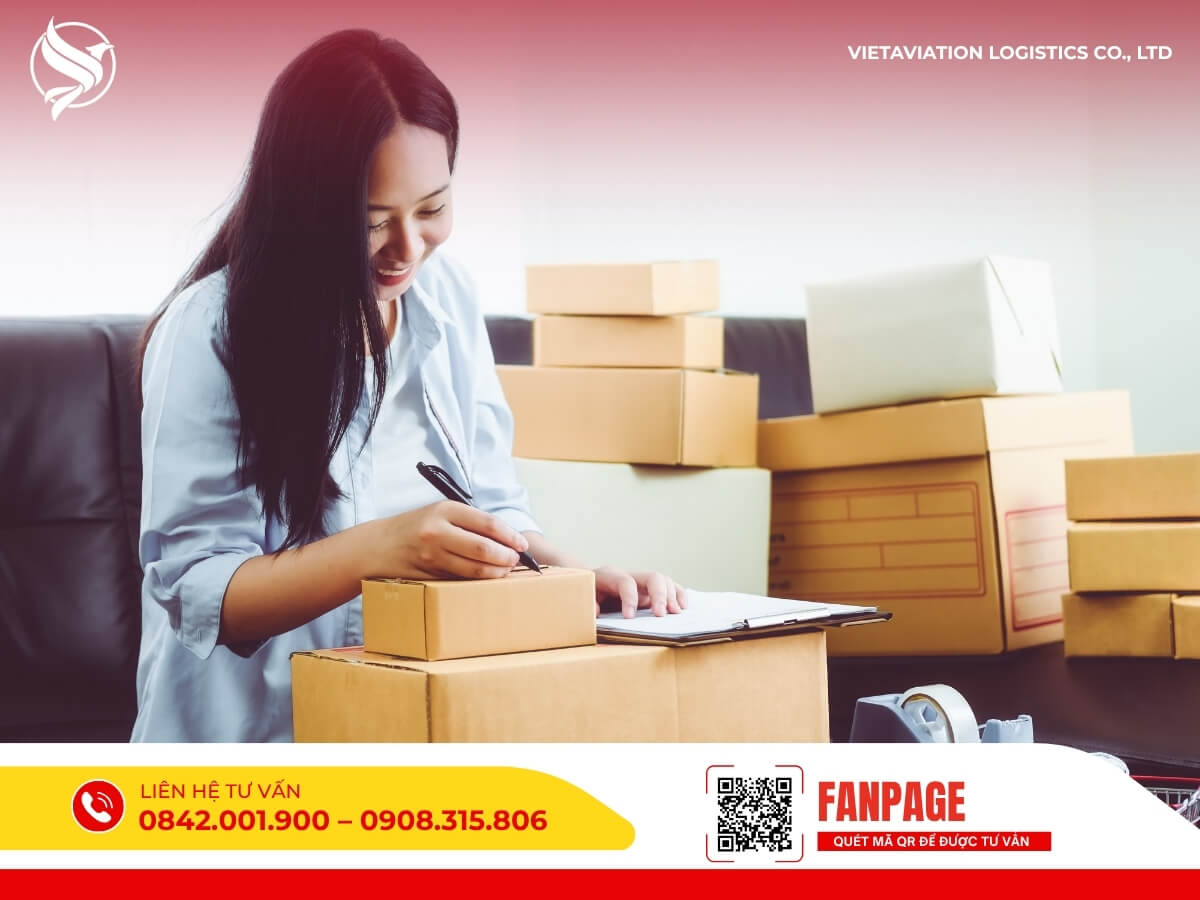 Nhân viên ghi chép và đóng gói hàng hóa cẩn thận trước khi vận chuyển sang Trung Quốc, đảm bảo tính toán cước phí chính xác.