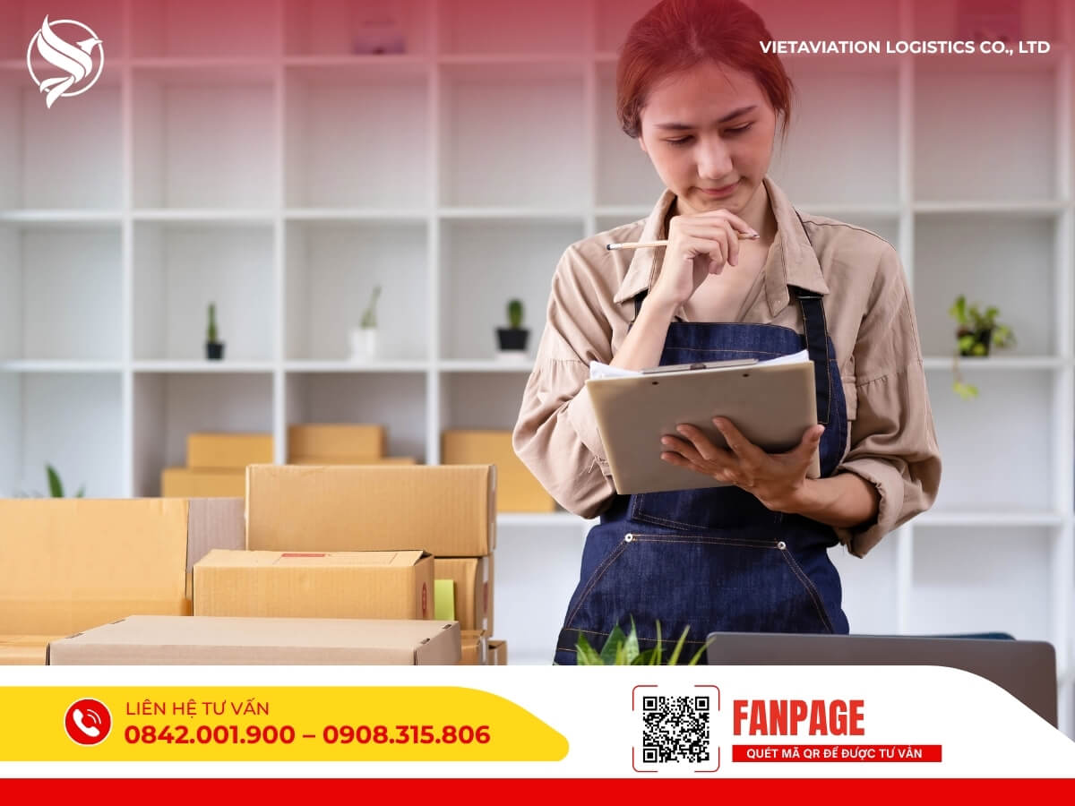 Nhân viên kiểm tra danh sách và ghi chú đơn hàng trước khi vận chuyển sang Trung Quốc, đảm bảo quy trình chính xác và an toàn.