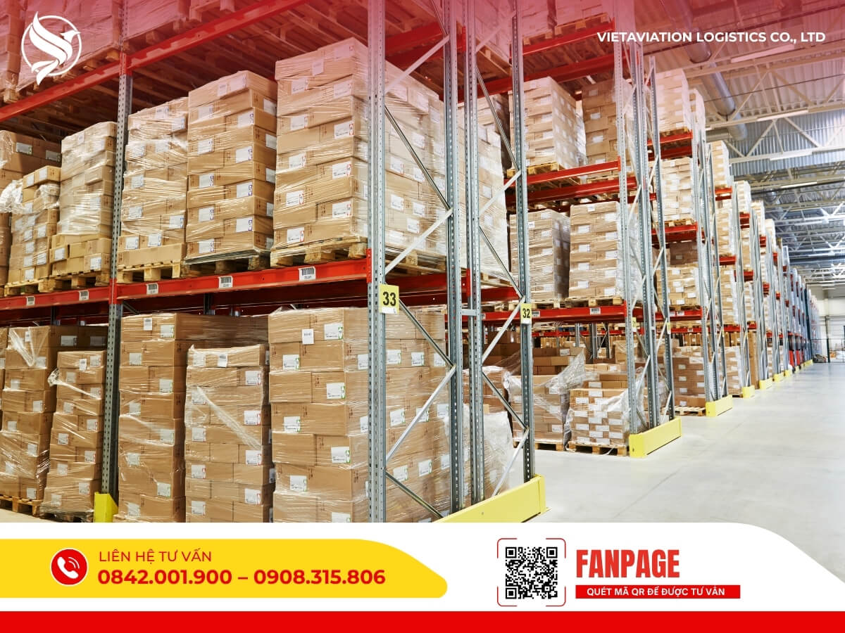 Kho chứa hàng quy mô lớn với nhiều kiện hàng được sắp xếp gọn gàng, an toàn trước khi vận chuyển sang Trung Quốc.