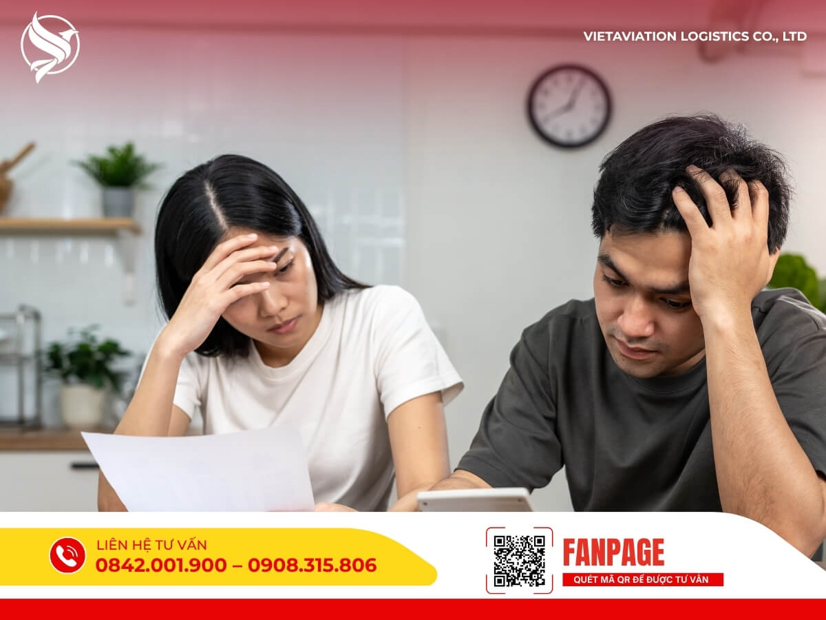Cặp đôi trẻ lo lắng về chi phí và thủ tục khi gửi hàng đi Trung Quốc, cầm hóa đơn và điện thoại tra cứu dịch vụ.