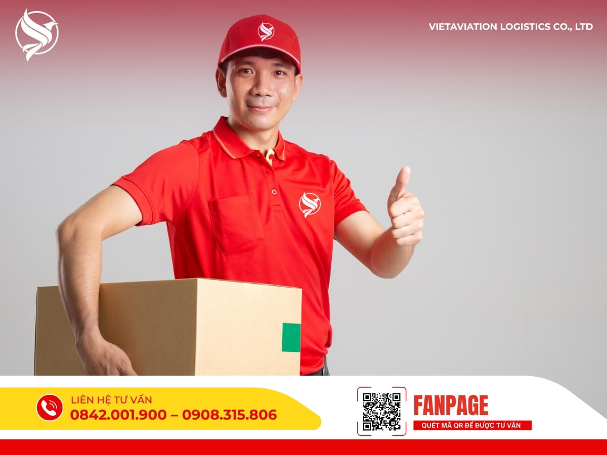 Nhân viên Vietaviation Logistics mặc đồng phục đỏ, cầm thùng hàng và giơ ngón tay cái biểu thị sự chuyên nghiệp, tin cậy trong dịch vụ gửi hàng sang Trung Quốc.