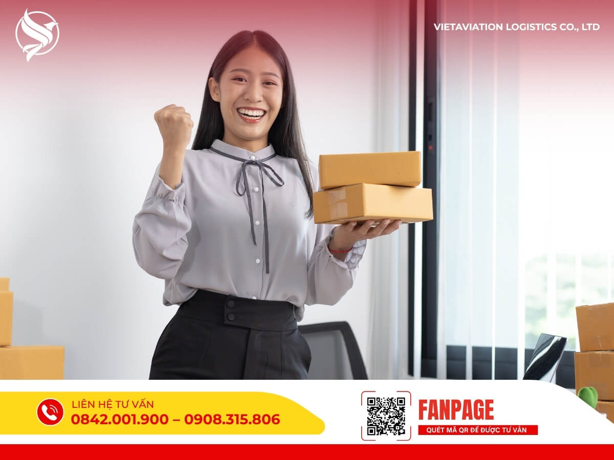 Nhân viên logistics cầm hộp hàng với biểu cảm vui mừng, tượng trưng cho việc gửi hàng sang Trung Quốc thành công, nhanh chóng và an toàn.