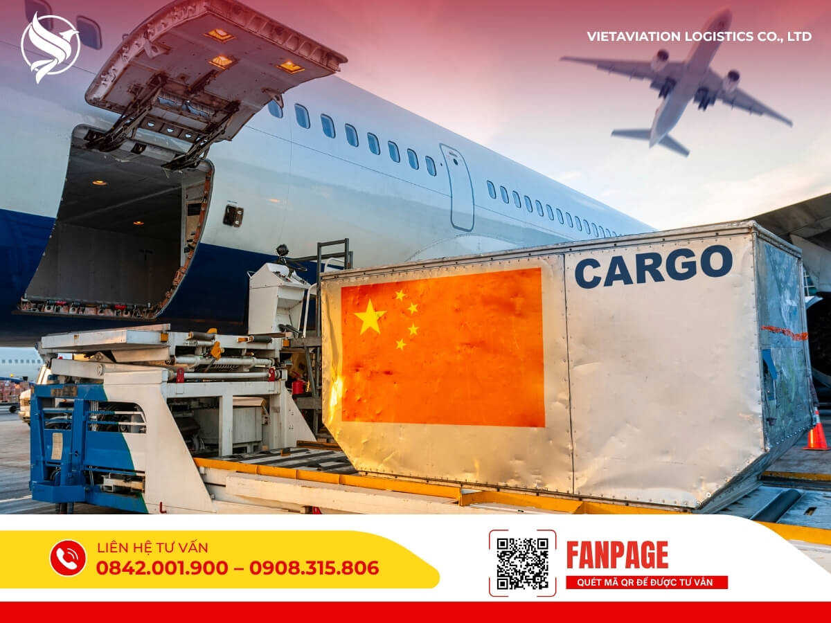 Máy bay chở hàng mở khoang, container in cờ Trung Quốc đang được bốc dỡ — dịch vụ gửi đồ sang Trung Quốc an toàn, nhanh chóng.
