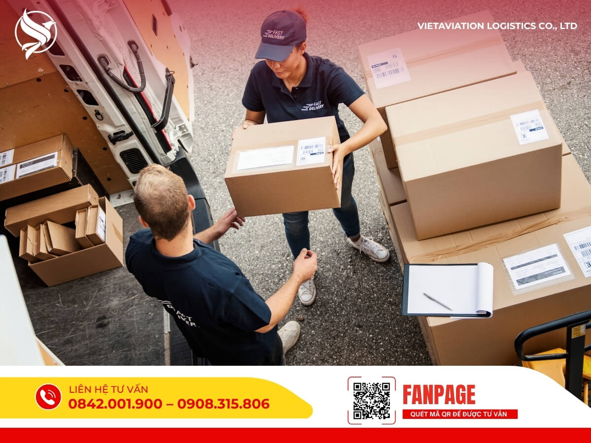 Nhân viên logistics đang kiểm tra, bốc xếp hàng hóa xuất khẩu sang Trung Quốc, hỗ trợ đóng gói và tối ưu cước phí gửi hàng.