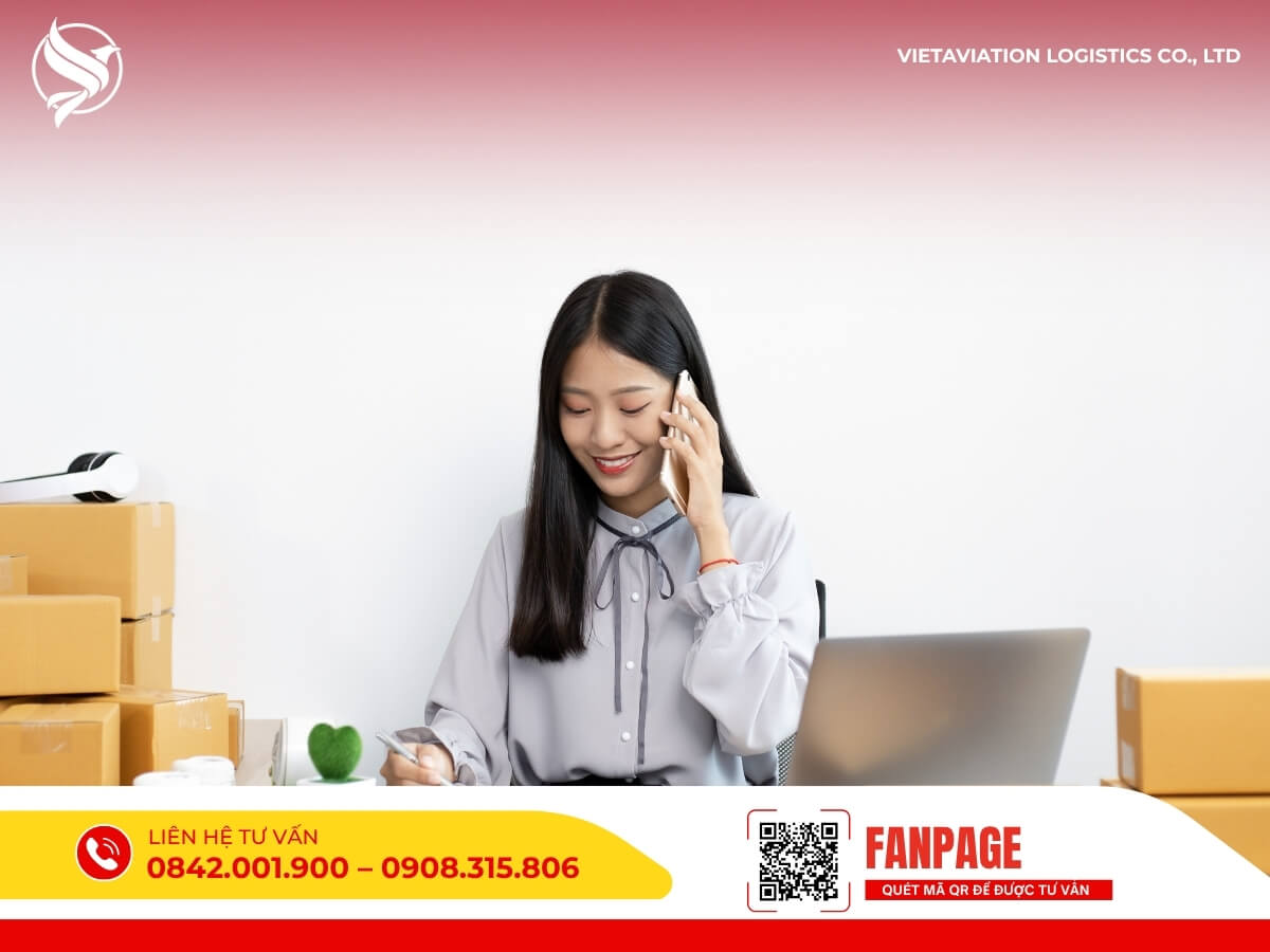 Nhân viên Vietaviation Logistics tư vấn gửi hàng đi Trung Quốc giá rẻ, hướng dẫn thủ tục nhanh gọn.