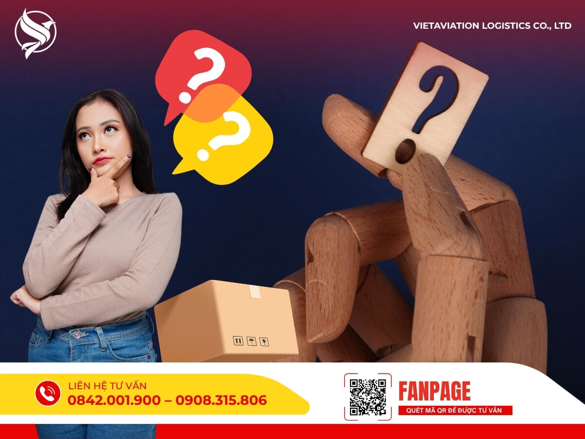Nữ khách hàng đang phân vân lựa chọn nơi gửi hàng sang Trung Quốc uy tín, bên cạnh là mô hình gỗ tượng trưng cho sự đắn đo khi tìm đơn vị vận chuyển phù hợp.