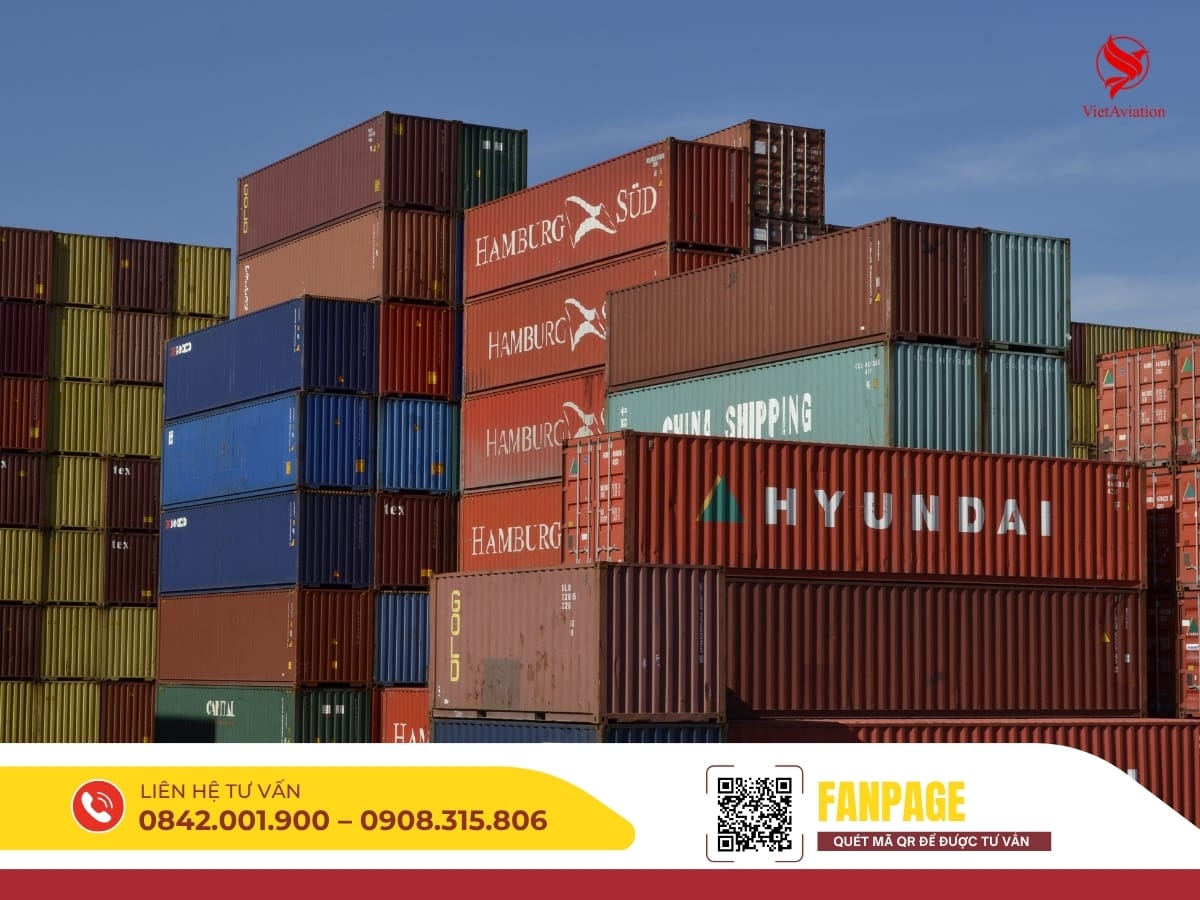 Bãi container xếp chồng, quản lý tồn kho và lịch xuất bến.
