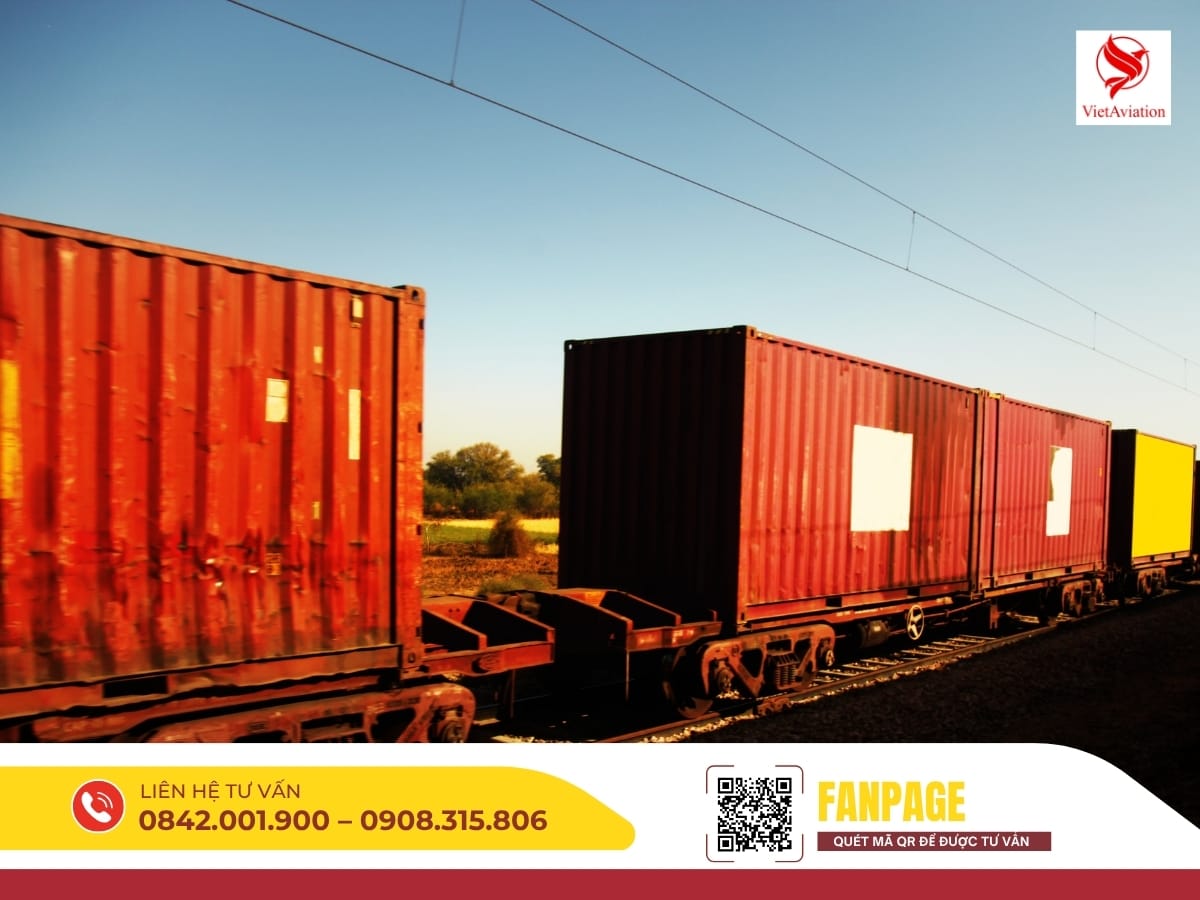 Tàu hỏa chở container phục vụ vận tải đường sắt liên vùng hiệu quả.