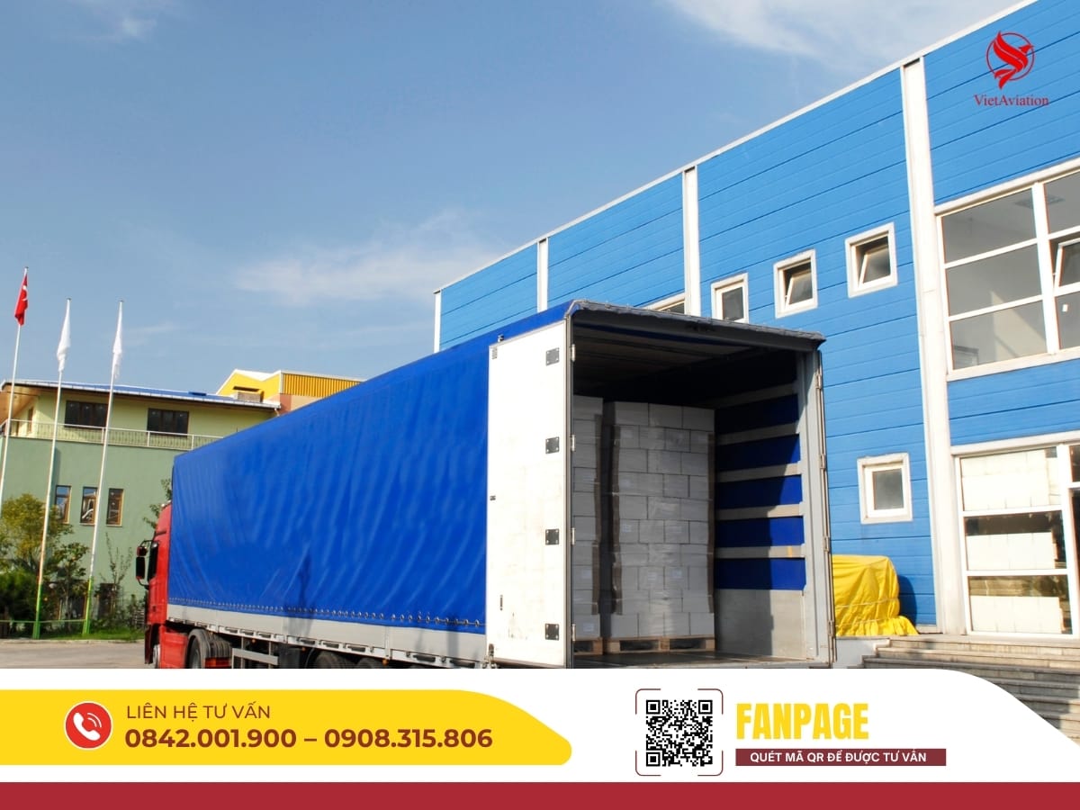 Xe mooc container xanh dừng tại kho, thao tác đóng hàng và niêm phong.