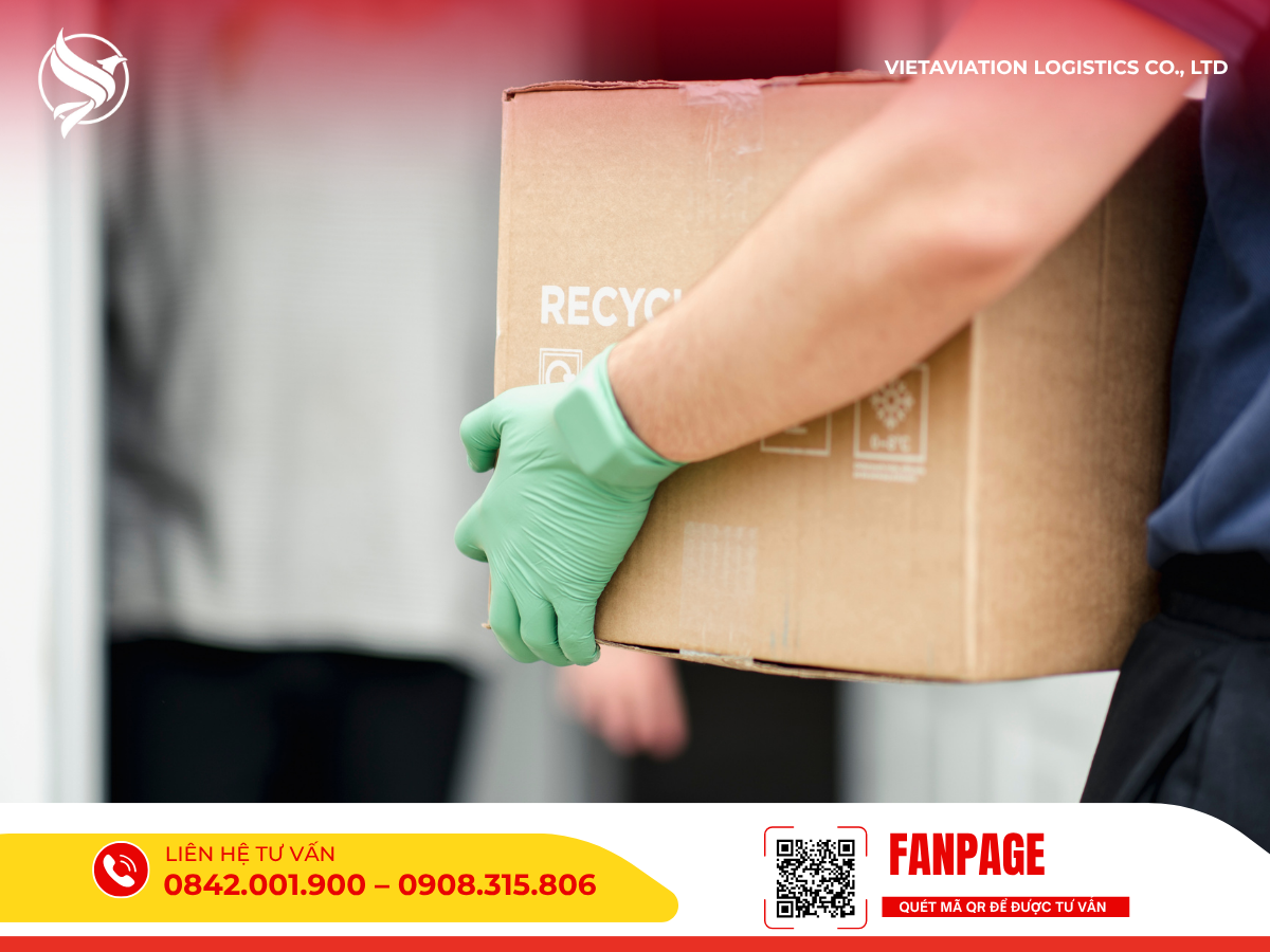Nhân viên VietAviation Cargo xử lý hàng hóa cẩn thận, đảm bảo an toàn cho lô hàng vận chuyển chính ngạch Trung Quốc.
