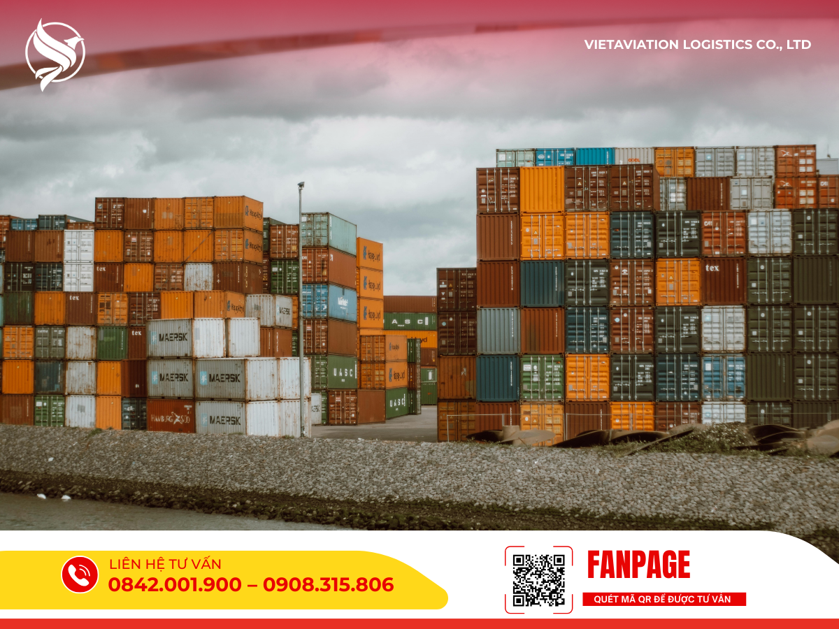 Bãi tập kết container vận chuyển hàng hóa số lượng lớn.