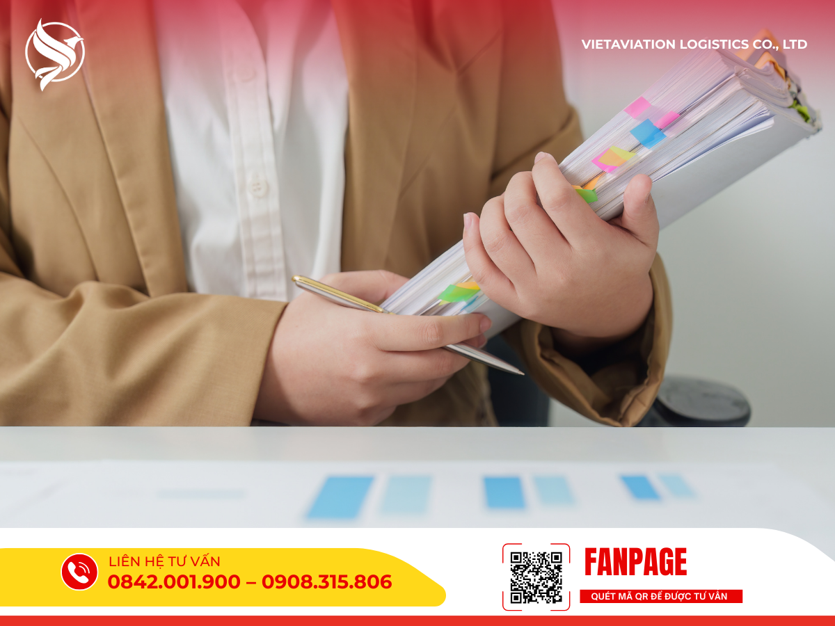 Nhân viên đang cầm bộ hồ sơ tài liệu vận chuyển chi tiết.
