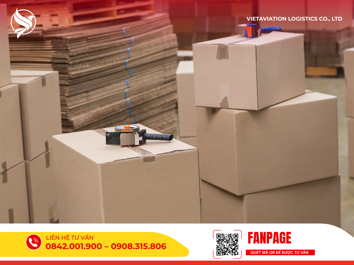 Nhân viên kho đóng gói hàng hóa bằng thùng carton chuẩn bị gửi đi Mông Cổ.