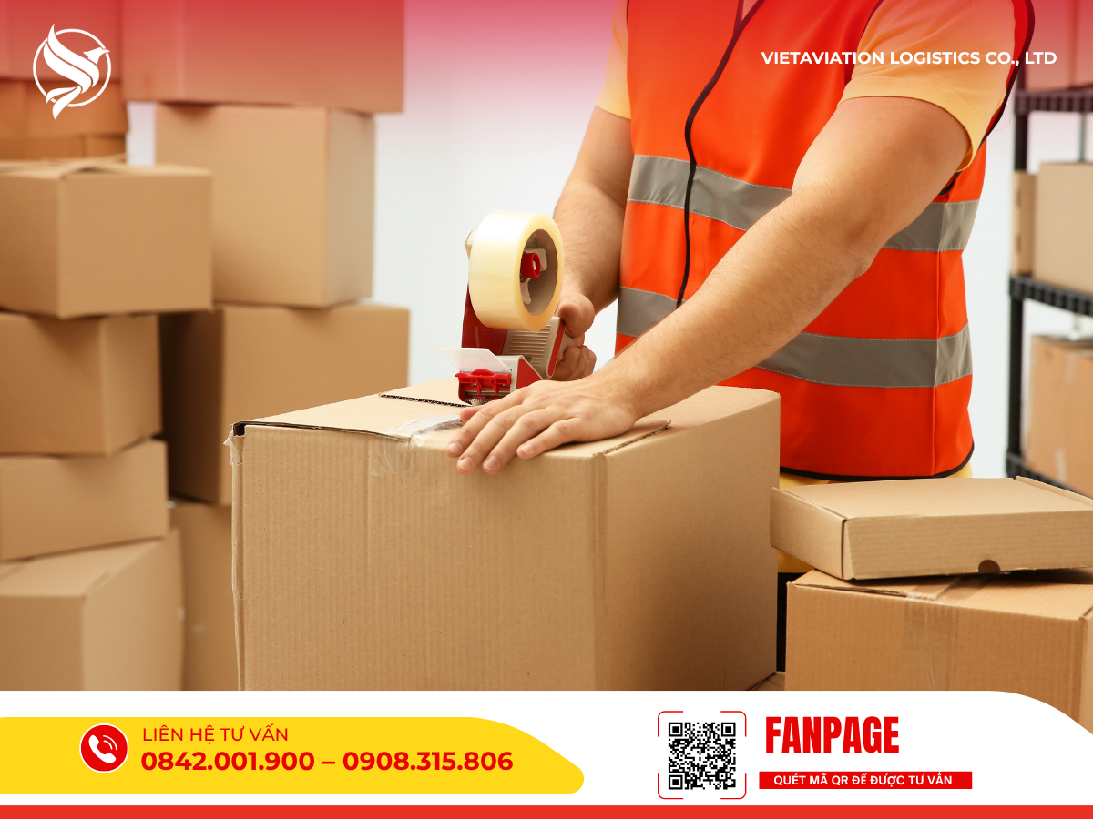 Hình ảnh nhân viên kho đang dùng súng bắn băng keo để gia cố một thùng hàng carton, nhấn mạnh tầm quan trọng của việc đóng gói hàng hóa đạt chuẩn trước khi vận chuyển quốc tế.