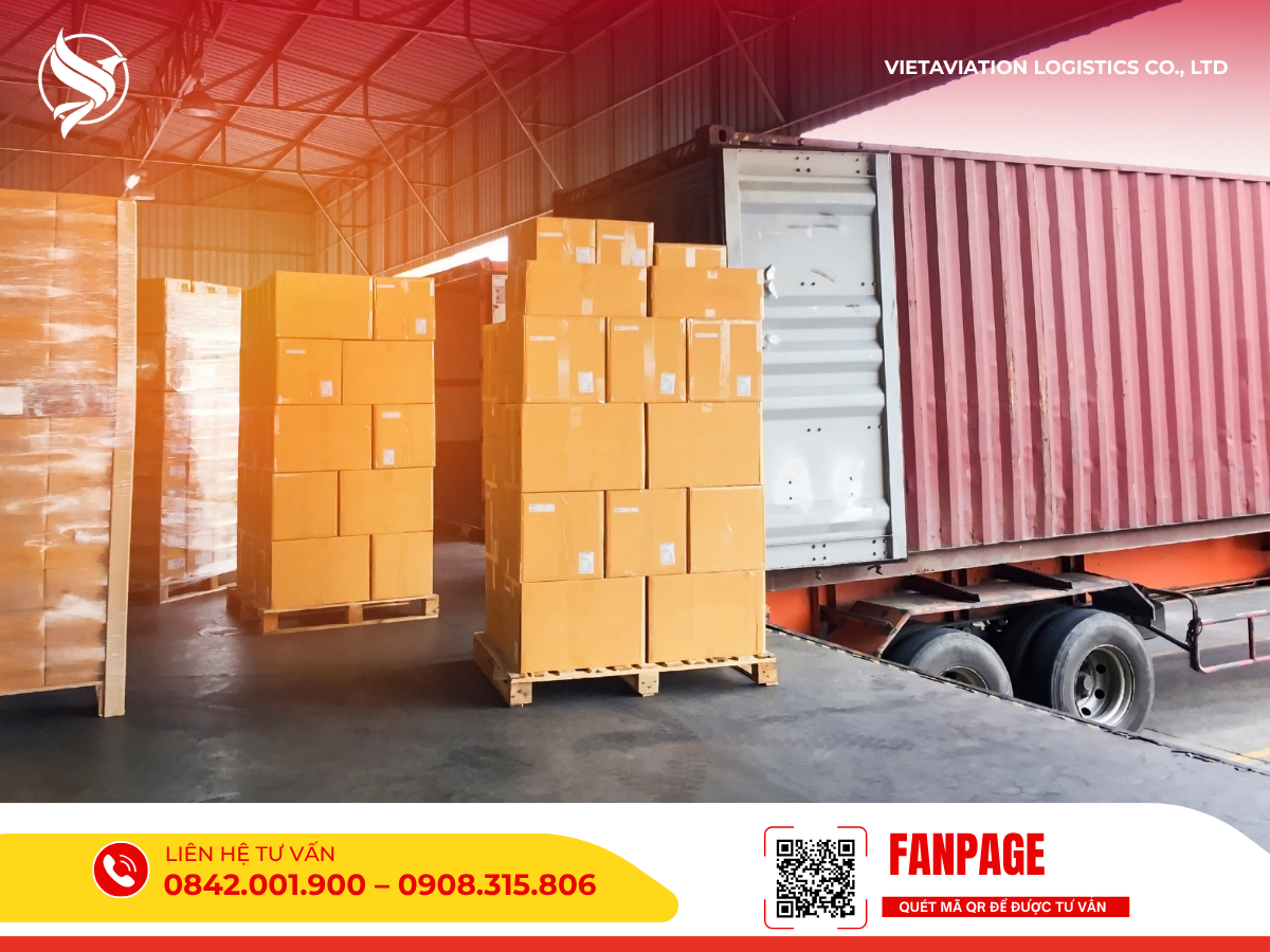 Các kiện hàng đã được đóng gói cẩn thận tại kho, chuẩn bị bốc lên xe container để vận chuyển hàng Trung Quốc về Việt Nam.