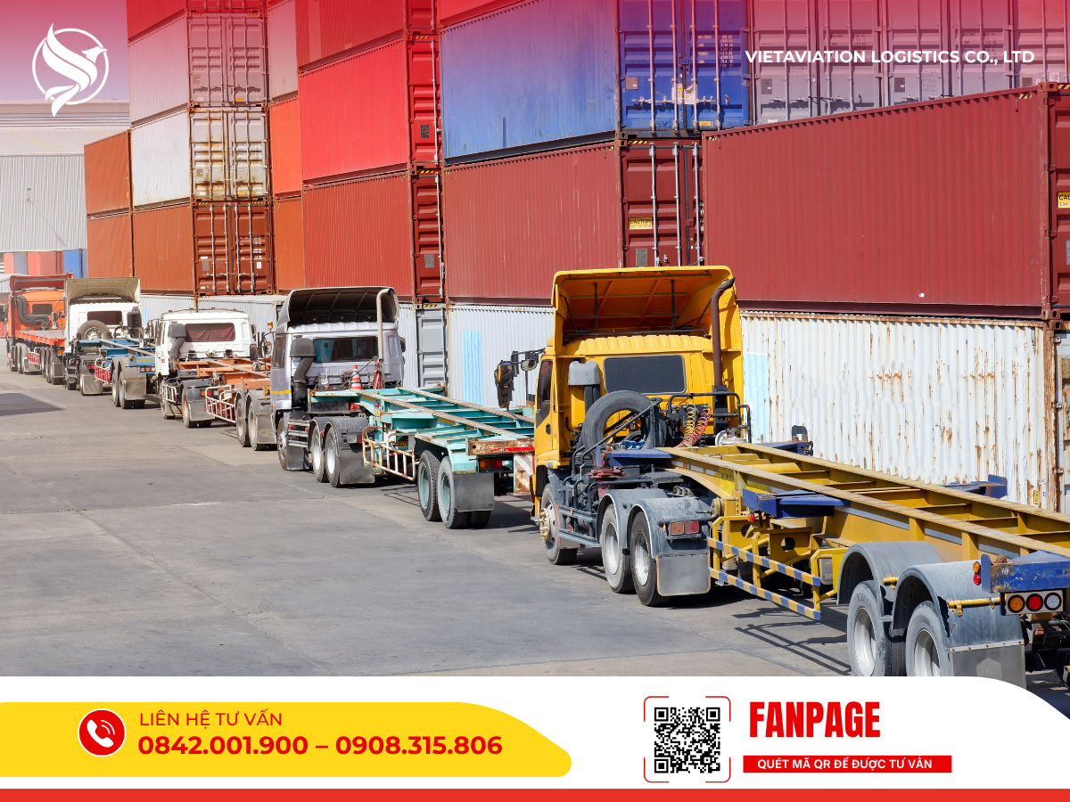Hình ảnh đoàn xe đầu kéo container tại bãi vận tải, minh họa cho dịch vụ vận chuyển hàng đi Mông Cổ tăng cao.