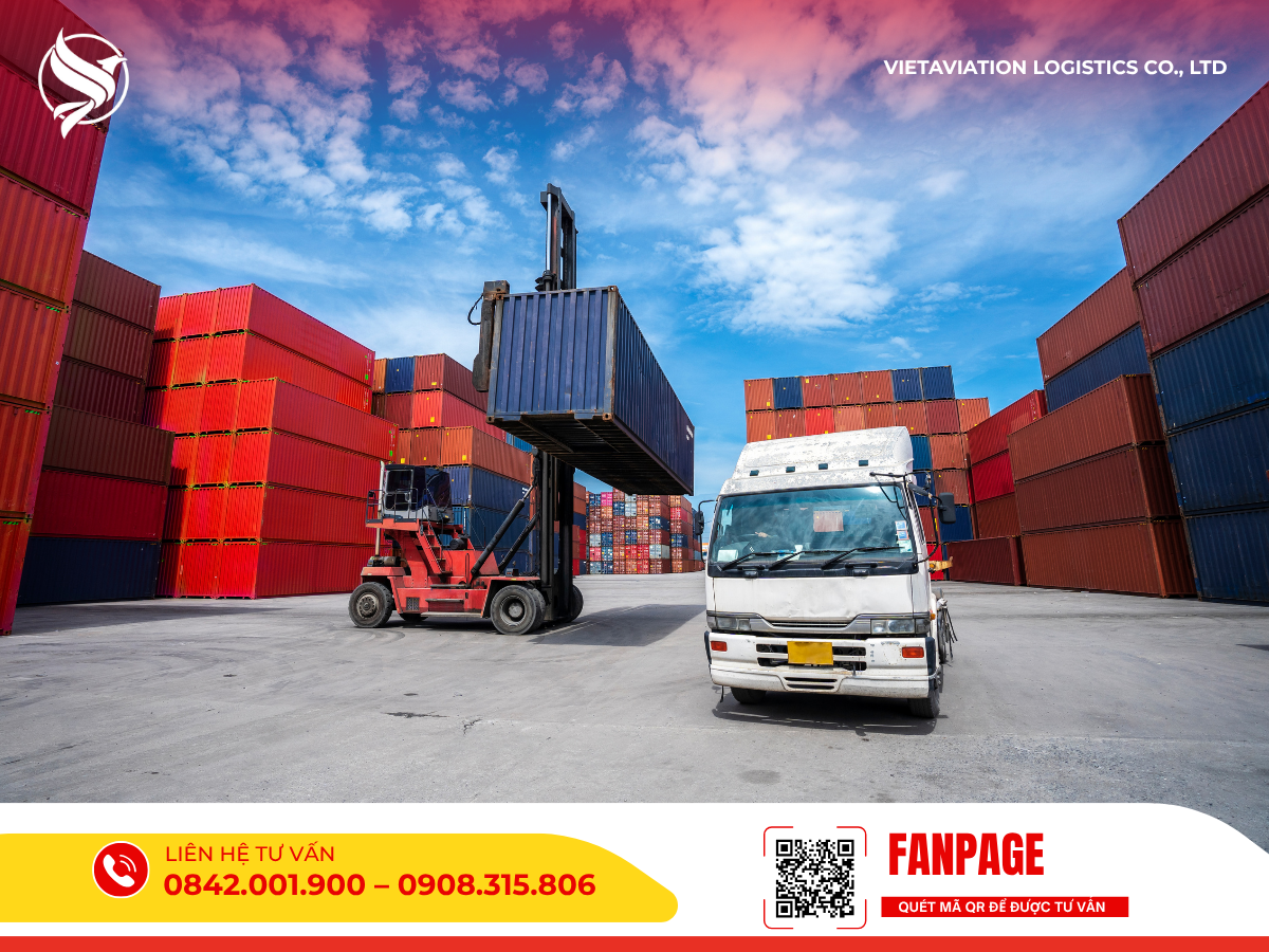 Xe nâng chuyên dụng đang bốc xếp container hàng hóa lên xe tải tại cảng.