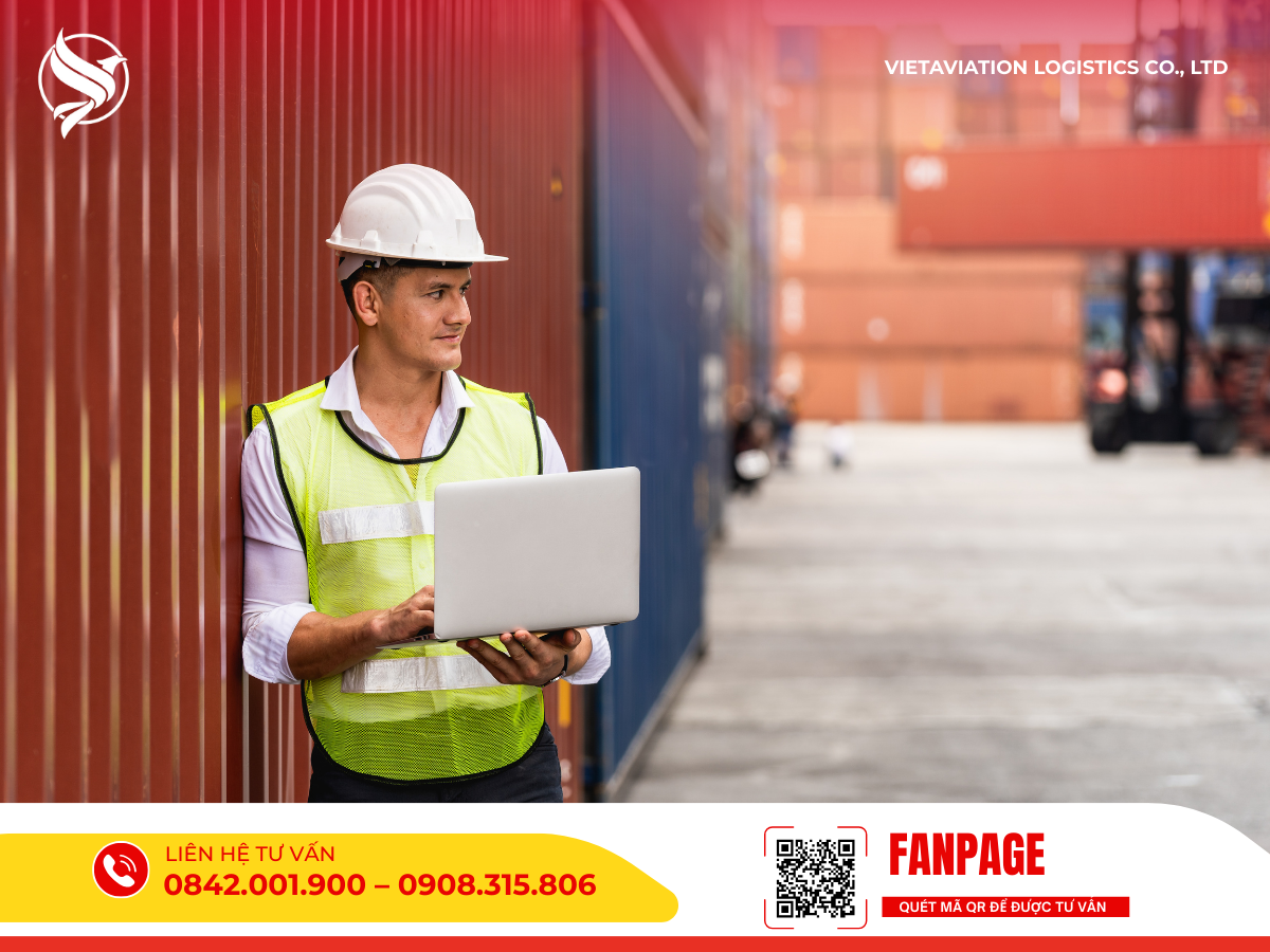 Nhân viên kiểm soát hàng hóa tuân thủ quy định hải quan Mông Cổ.