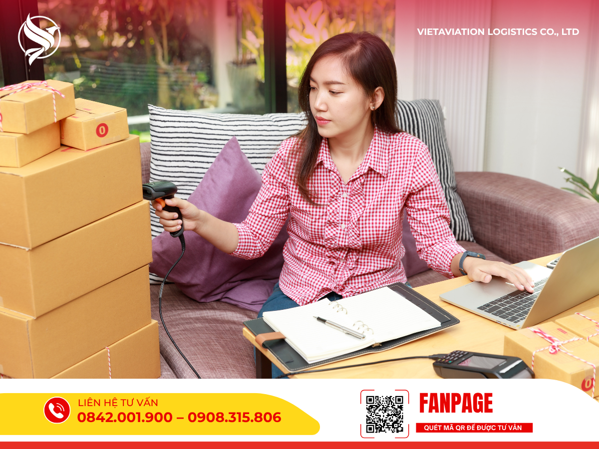 Quy trình dịch vụ logistics đi Mông Cổ trọn gói, nhân viên đang quét mã vạch để chuẩn bị hàng và theo dõi vận đơn 24/7.