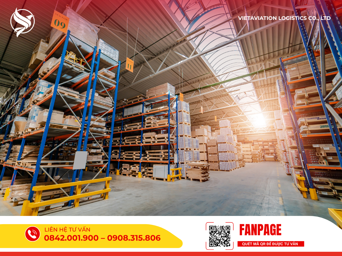 Các kệ hàng cao chứa đầy kiện hàng đã được sắp xếp khoa học, sẵn sàng cho việc gom hàng.