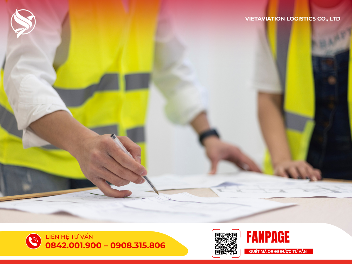 Nhân viên VietAviation Logistics đang kiểm tra thủ tục và chứng từ gửi hàng đi Mông Cổ.
