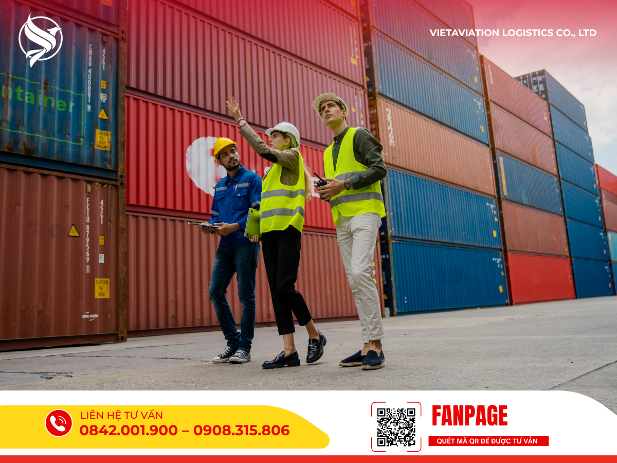 Đội ngũ chuyên gia đang giám sát hàng hoá tại bãi container.