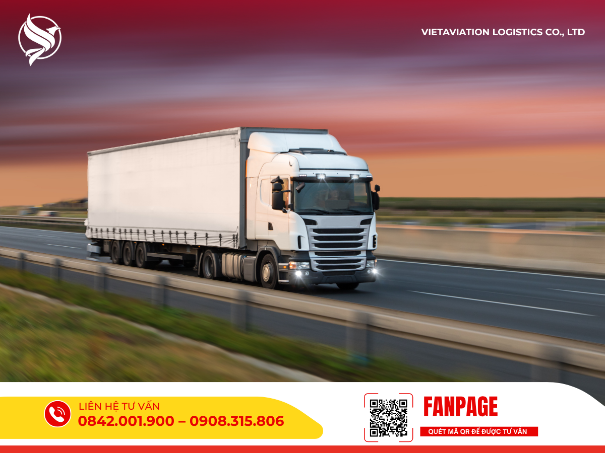 Xe tải vận chuyển đường bộ Trung Quốc Việt Nam đang chạy tốc độ cao trên đường