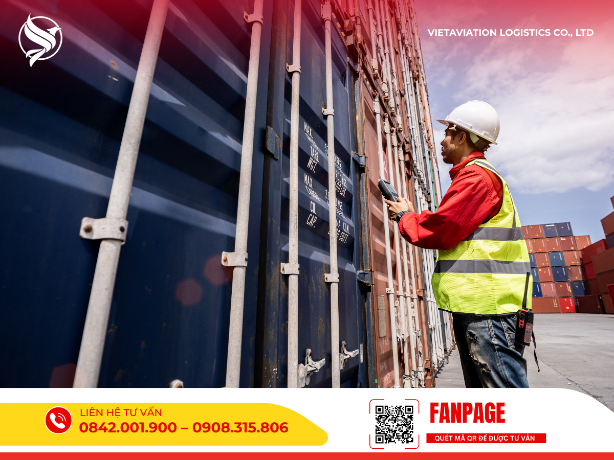 Nhân viên kiểm tra container hàng hóa quá cảnh đi Mông Cổ tại cảng.