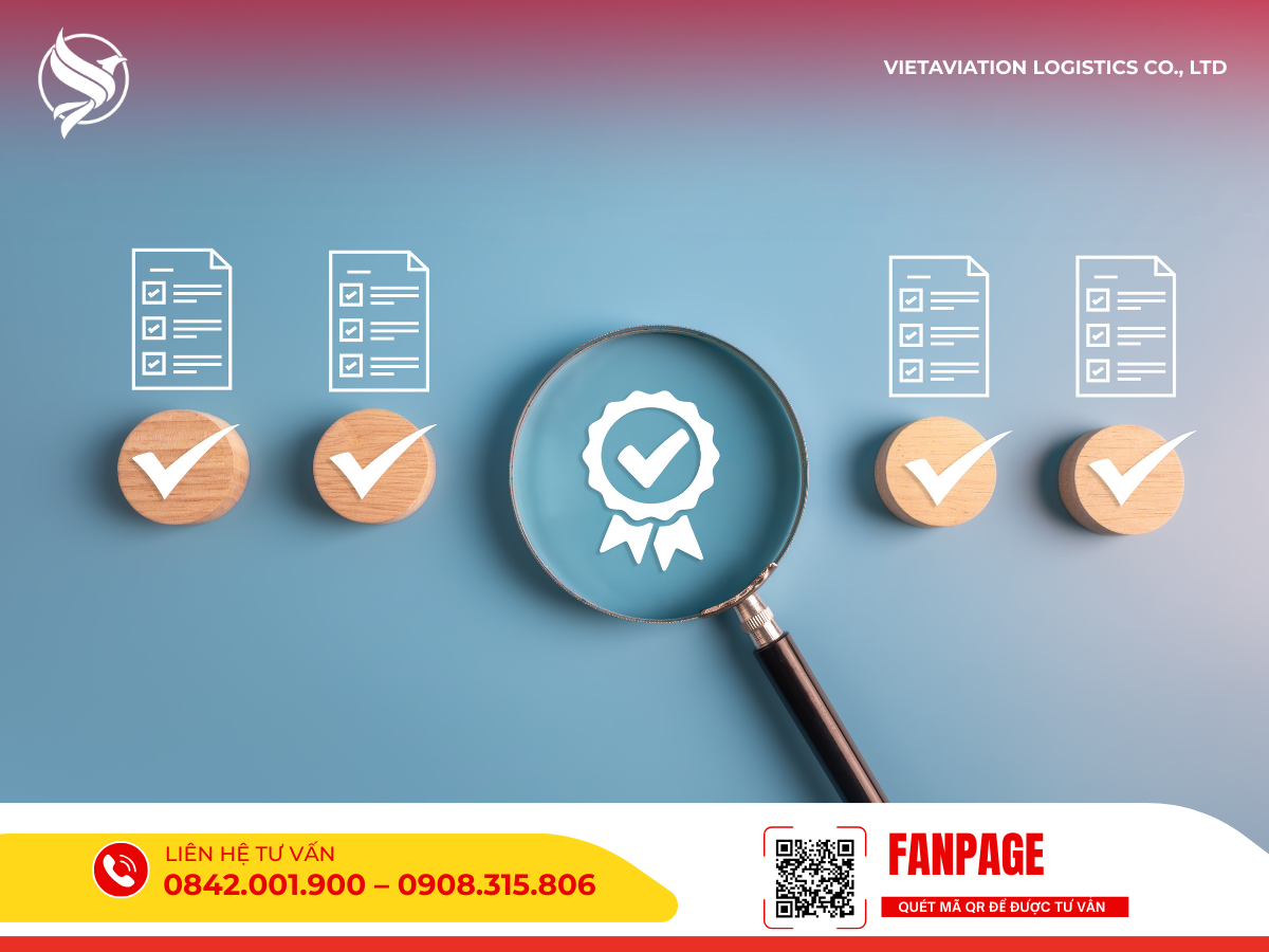 Nhân viên VietAviation Logistics đang chăm sóc khách hàng và tư vấn chi tiết các dịch vụ hậu cần sau khi giao hàng.