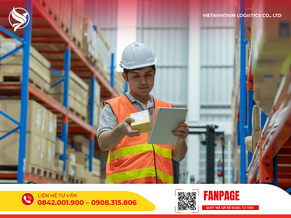 Nhân viên kho đang rà soát chi tiết hồ sơ hàng hóa để đảm bảo thông tin chính xác trước khi nhập kho.