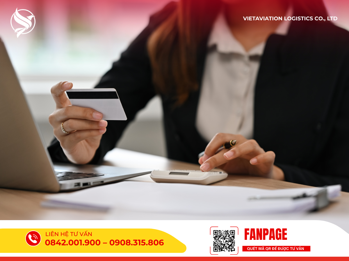 Nhân viên đang thực hiện giao dịch thanh toán trên máy tính với thẻ tín dụng, đảm bảo quy trình xử lý dữ liệu an toàn.