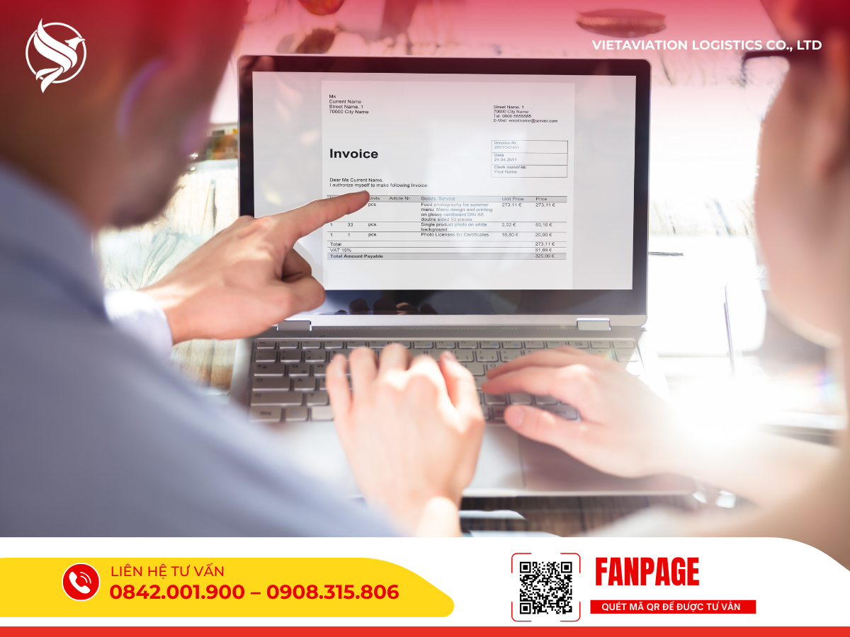 Hai người đang kiểm tra kỹ thông tin trên hóa đơn điện tử hiển thị trên màn hình laptop để đảm bảo tính chính xác.