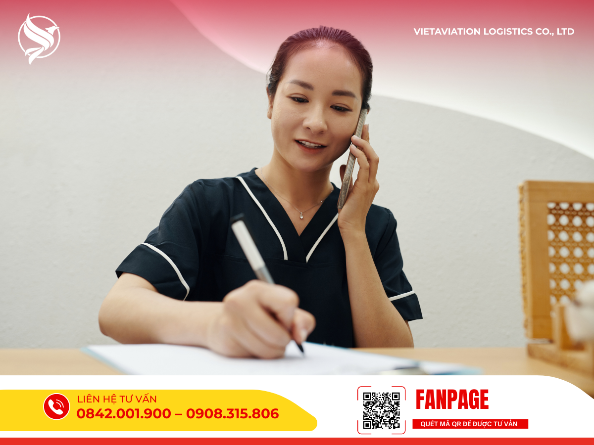 Nhân viên tư vấn đang trao đổi qua điện thoại và ghi chép thông tin chi tiết để lên phương án vận chuyển tối ưu cho khách hàng.