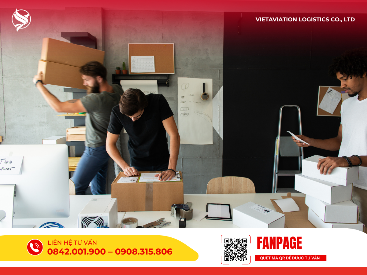 Nhân viên đang xử lý và kiểm tra các kiện hàng để chuẩn bị cho quy trình vận chuyển quốc tế, phản ánh nhu cầu tìm kiếm đối tác logistics ngày càng tăng.