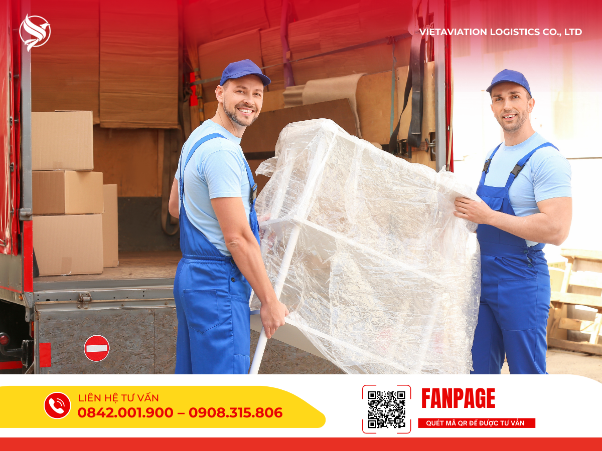 Nhân viên vận chuyển đang cẩn thận đóng gói và xử lý hàng hóa đặc biệt (hàng cồng kềnh/dễ vỡ) trước khi đưa lên xe, minh họa cho các khoản phụ phí xử lý và rủi ro chi phí có thể phát sinh.