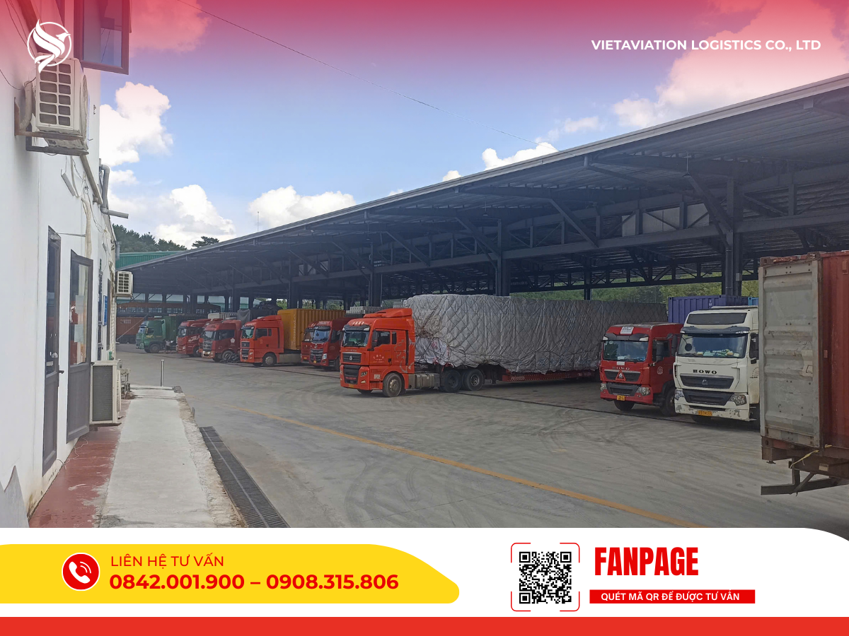 Hình ảnh khu vực bãi tập kết phương tiện rộng lớn của VietAviation với hàng loạt xe tải đầu kéo hạng nặng đang đỗ trật tự dưới hệ thống mái che, sẵn sàng nhận lệnh khởi hành tiến về cửa khẩu.