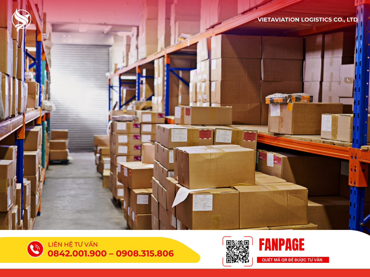 Hình ảnh bên trong nhà kho với rất nhiều thùng carton được sắp xếp ngăn nắp trên các dãy kệ kim loại nhiều tầng.