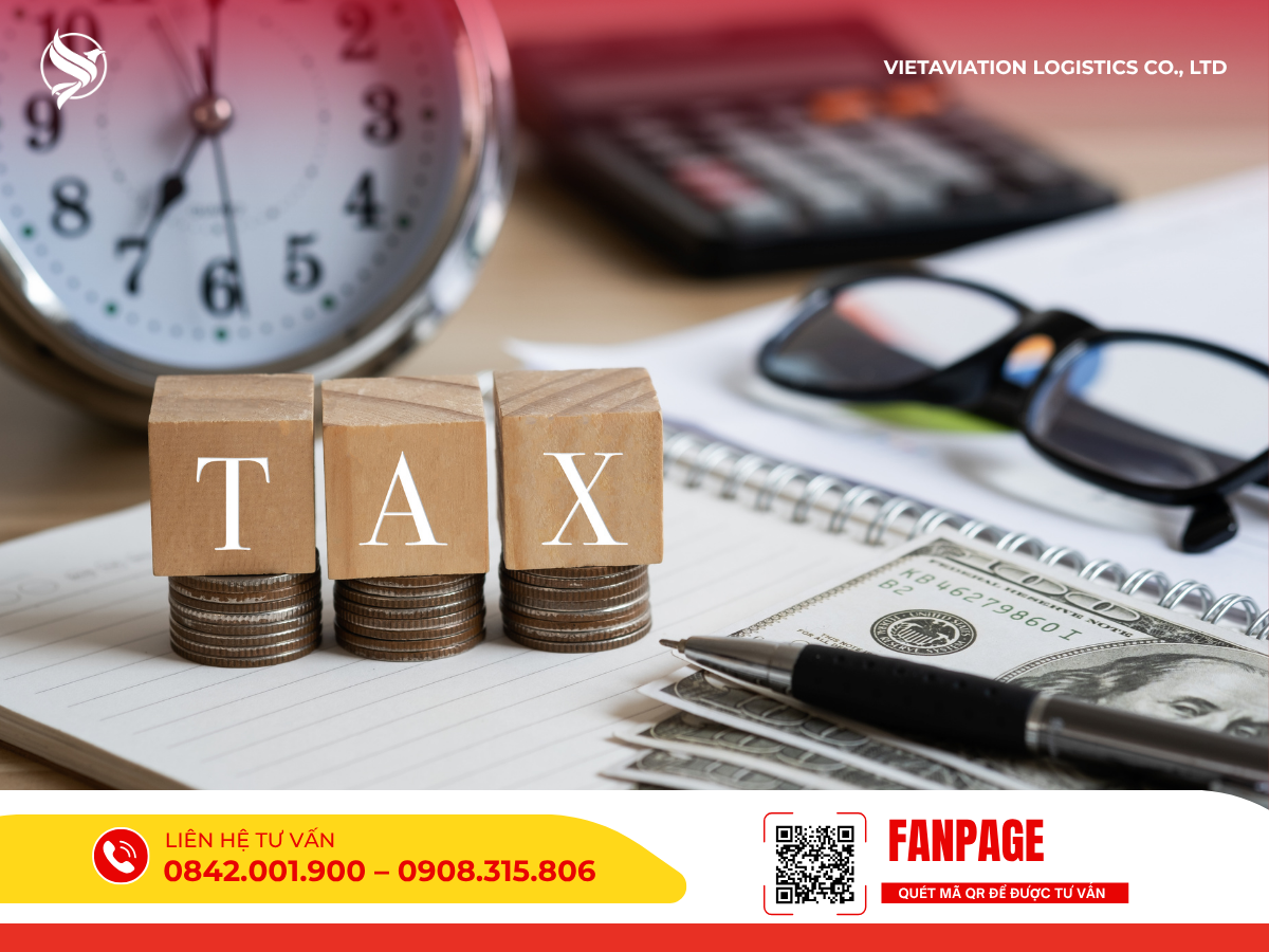 Hình ảnh chữ TAX xếp trên các cọc tiền xu và sổ sách.