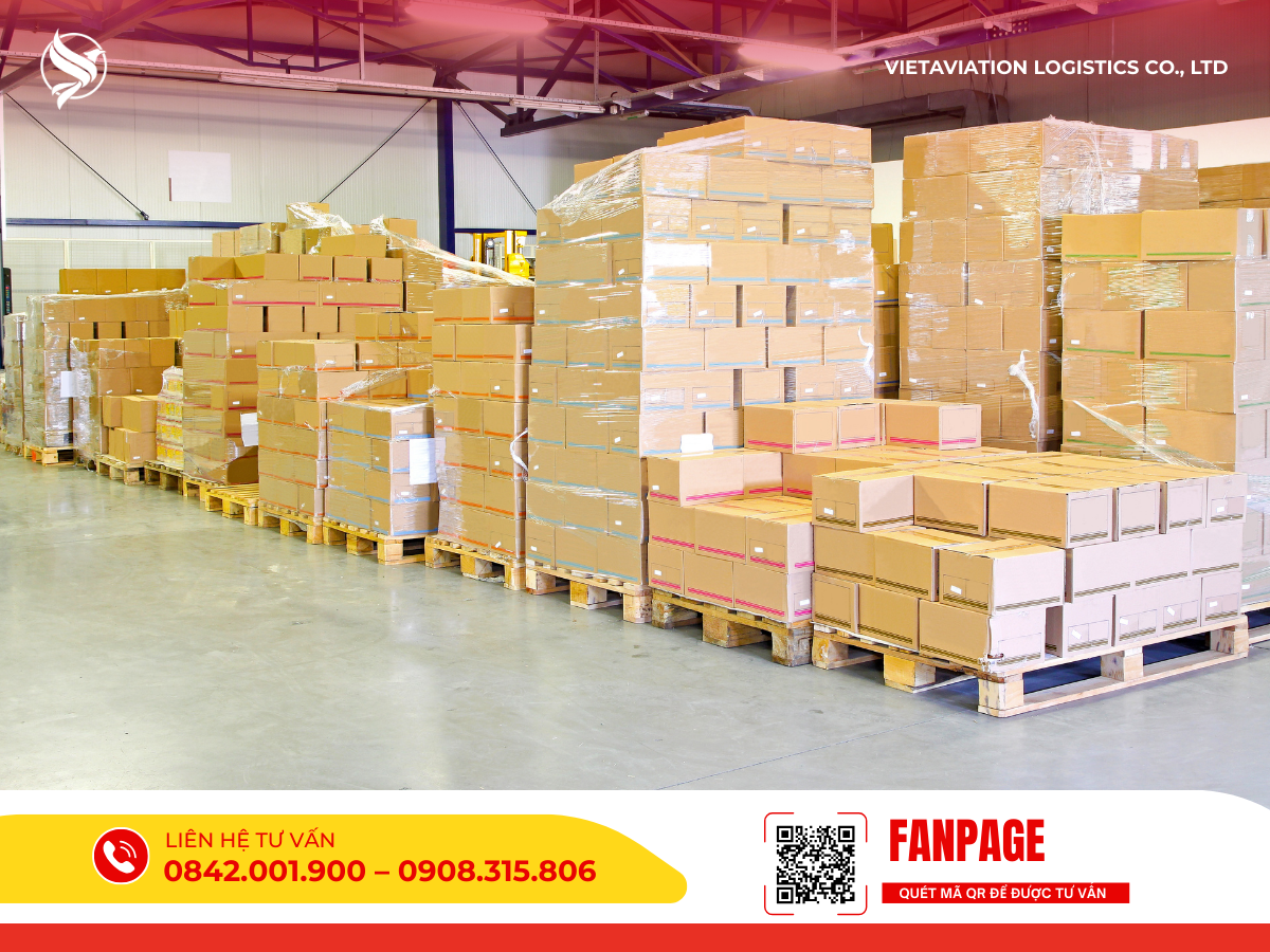 Hình ảnh khu vực kho bãi rộng lớn với các kiện hàng carton được đóng gói vuông vức, xếp ngay ngắn trên pallet gỗ và quấn màng co PE cẩn thận, chuẩn bị sẵn sàng cho quá trình thông quan xuất khẩu.