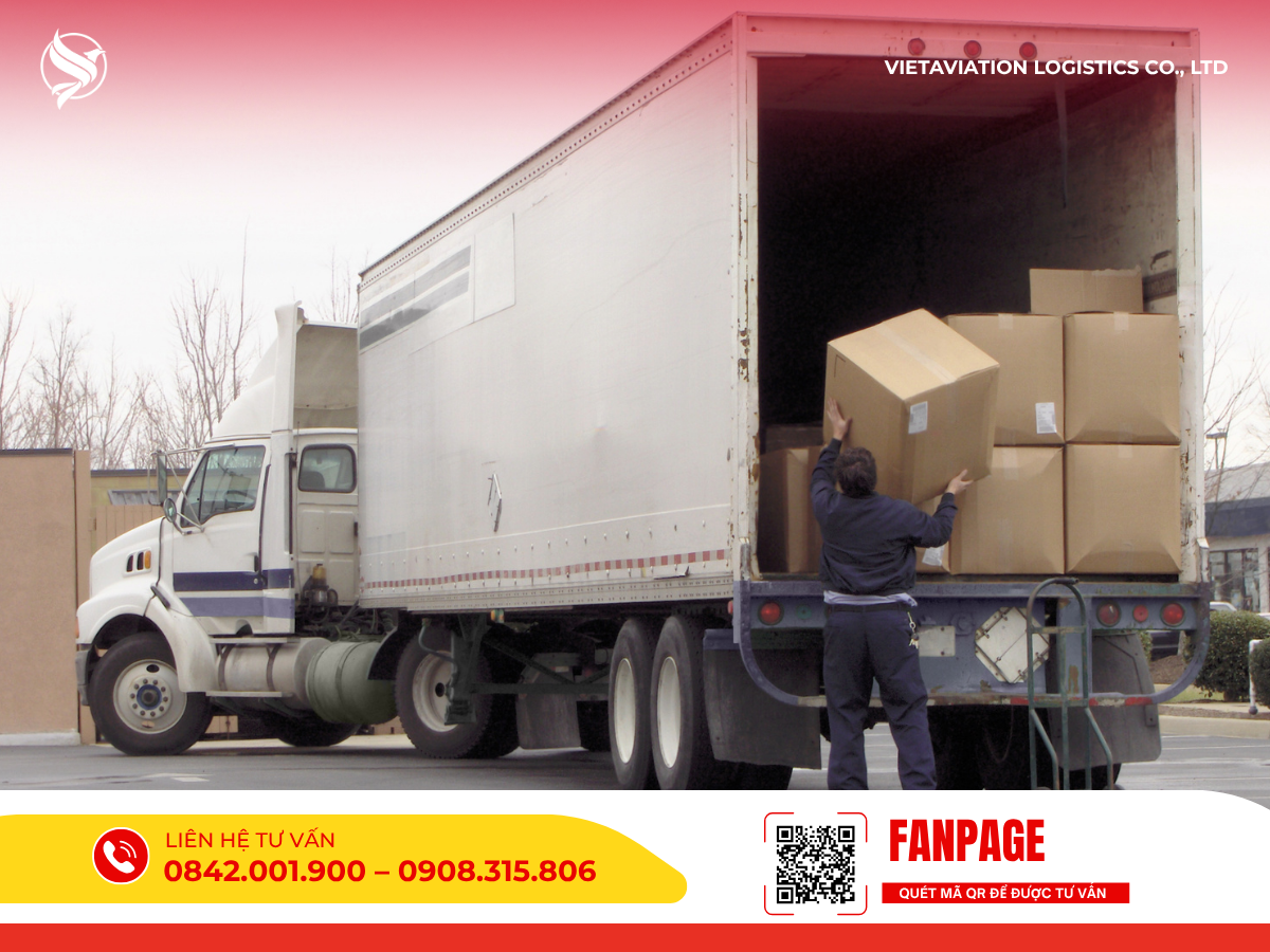 Hình ảnh nam nhân viên bốc xếp thùng carton lên xe tải.