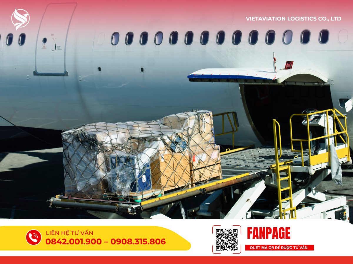 Hình ảnh các kiện hàng hóa được bọc nilon và chằng lưới bảo vệ an toàn đang được hệ thống xe nâng chuyên dụng đưa vào khoang chứa hàng của máy bay thương mại.