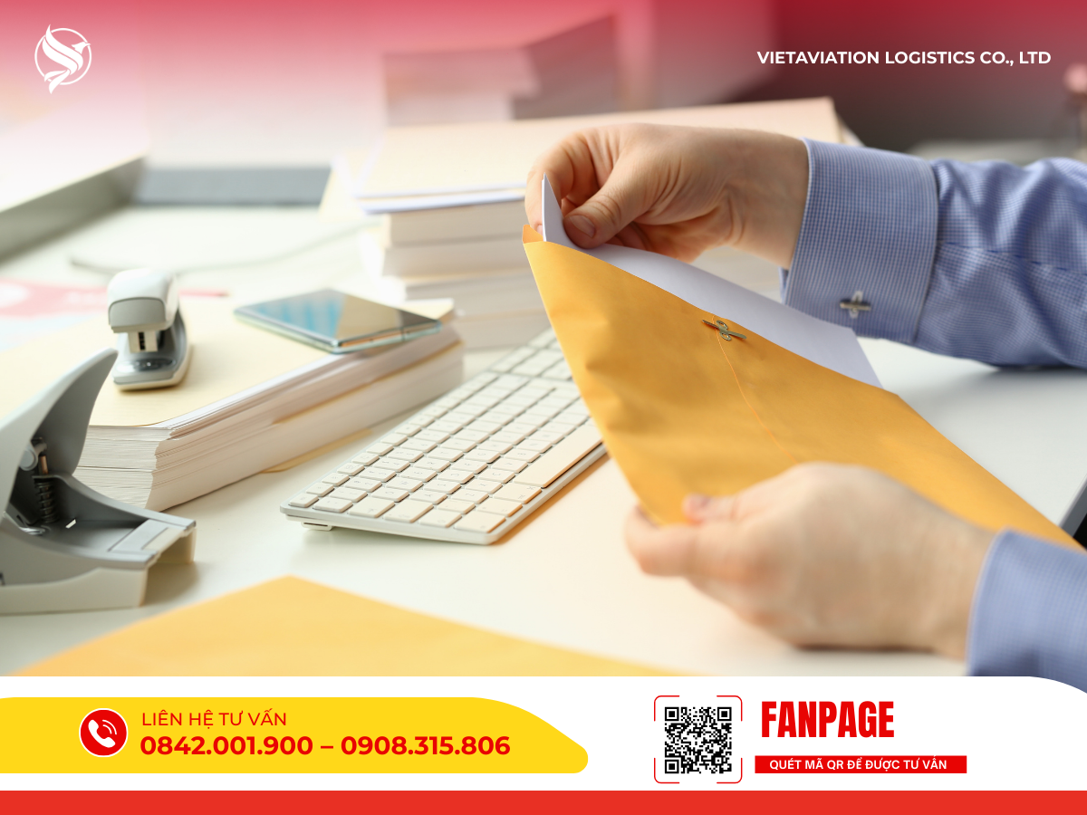 Hình ảnh nhân viên văn phòng đang cẩn thận rà soát và đóng gói các tài liệu, chứng từ quan trọng vào phong bì chuyên dụng chuẩn bị gửi đi hỏa tốc.
