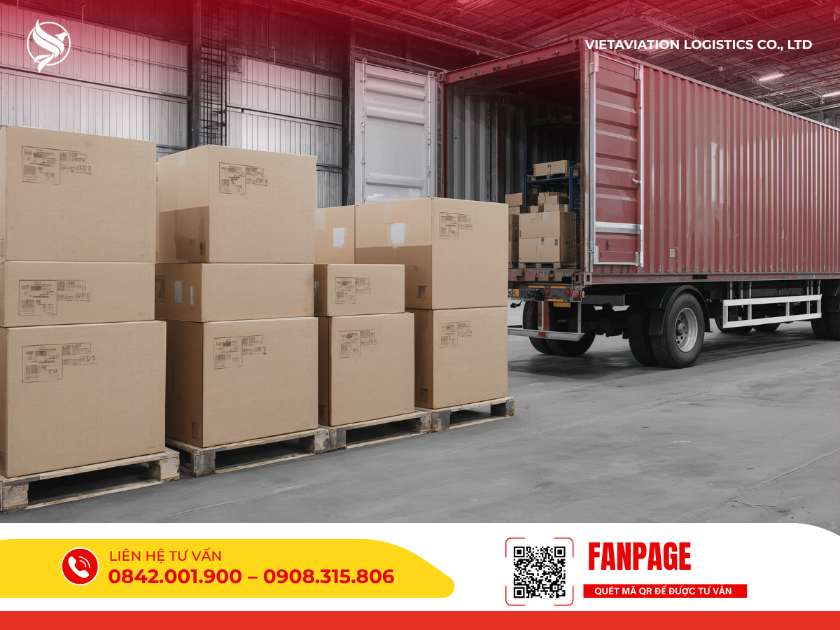 Hình ảnh các thùng carton xếp trên pallet cạnh xe container.