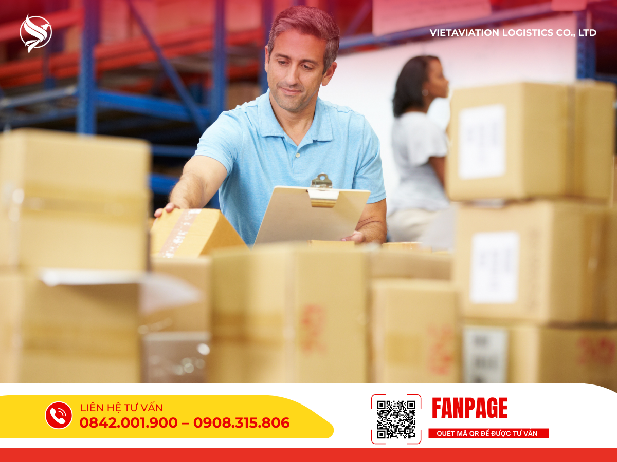 Hình ảnh một nam nhân viên đang cầm bìa hồ sơ kiểm tra các thùng carton trong kho hàng.