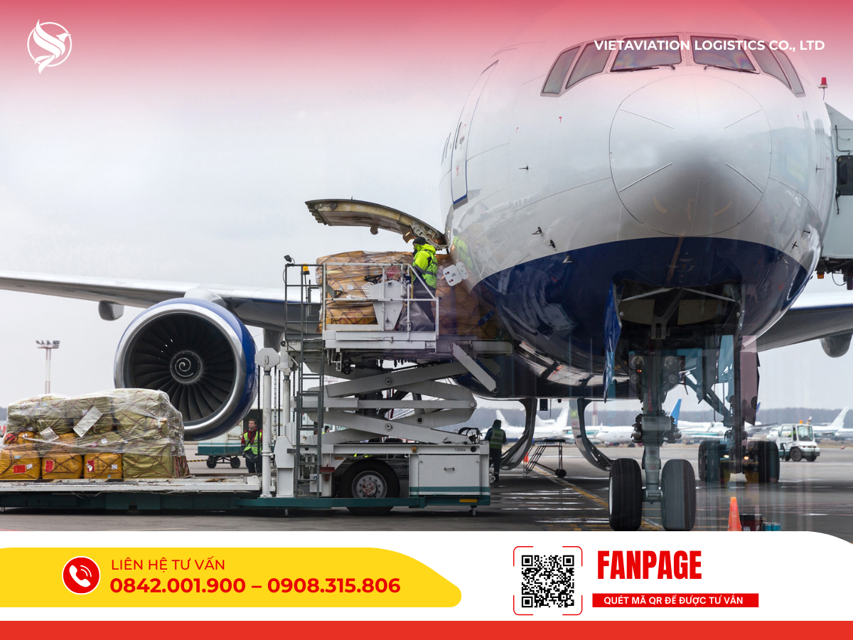 Hình ảnh xe nâng chuyên dụng đang đưa các kiện hàng hóa được bọc nilon lên khoang chứa hàng của một chiếc máy bay lớn tại sân bay.