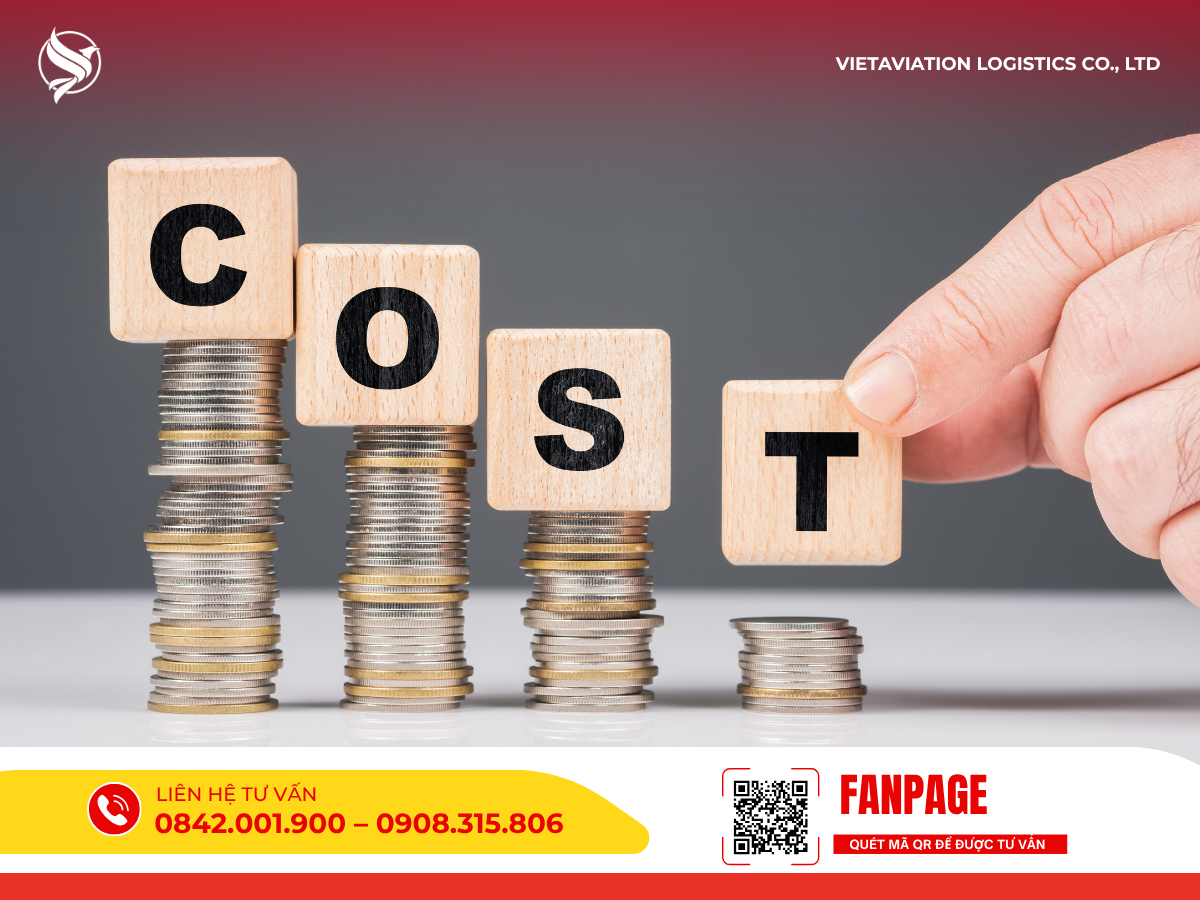 Hình ảnh chữ COST xếp trên các cọc tiền xu.
